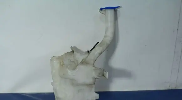 Ford Fusion Windshield washer fluid reservoir/tank DS73-17B613-B