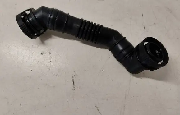 Volkswagen PASSAT B6 Breather hose/pipe 03G103493D
