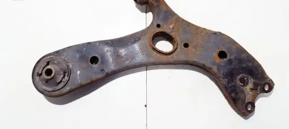 Toyota Avensis T270 Front lower control arm/wishbone