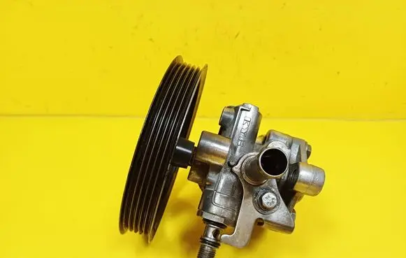Mitsubishi Carisma Power steering pump 