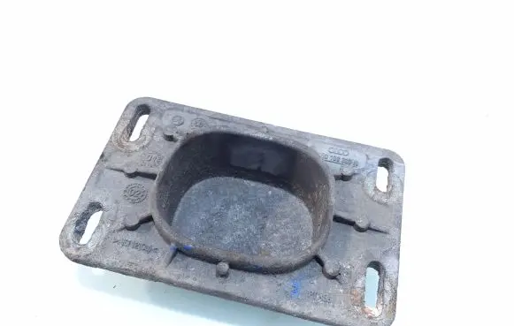 Audi A4 S4 B7 8E 8H Engine mounting bracket 8E0199335K