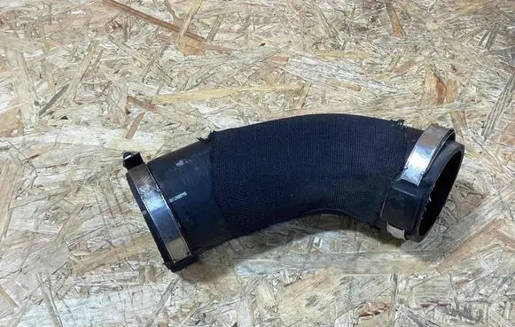 Porsche Macan (95B) Turbo air intake inlet pipe/hose 95b145834d