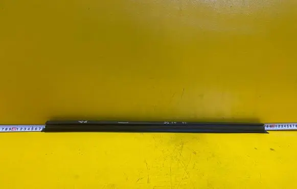 Seat Leon (1P) Front door glass trim molding 1P0837947