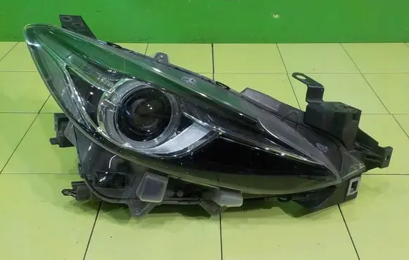 Mazda 3 II Headlight/headlamp BHT651030