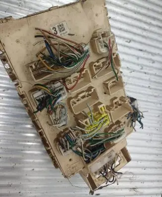 Toyota Yaris Fuse module 2715UGR