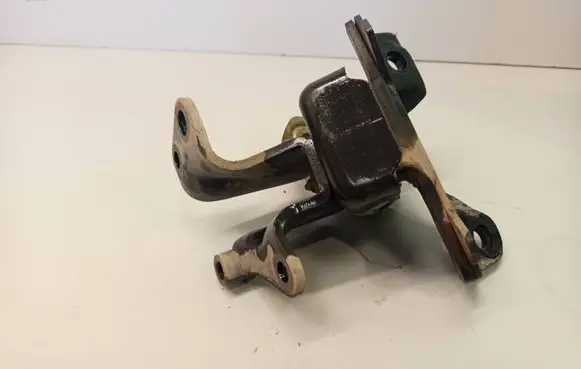 Isuzu D-Max Engine mount bracket 