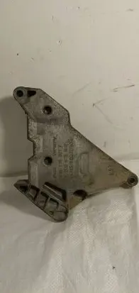 Engine mounting bracket