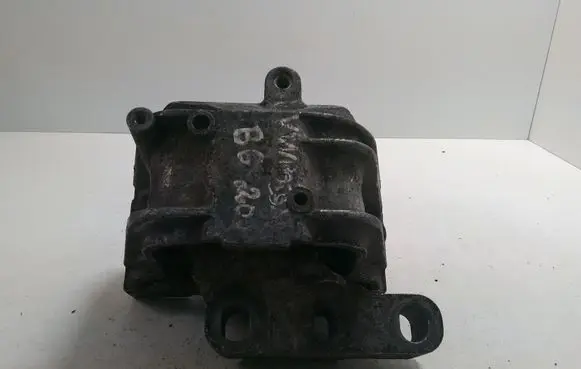 Volkswagen PASSAT B6 Engine mount bracket 1K0199267