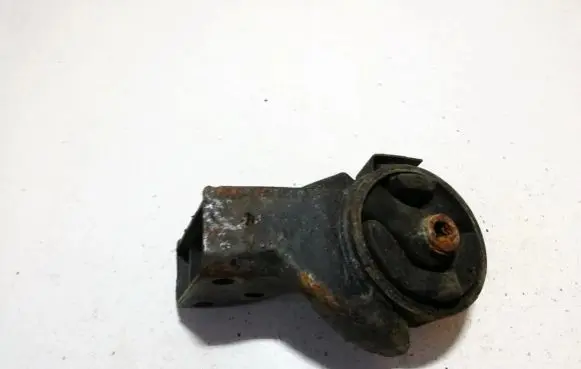 Mitsubishi Colt Engine mount bracket mb949145