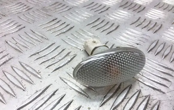 Front fender indicator light