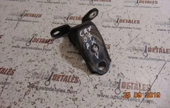 Honda CR-V Front door upper hinge