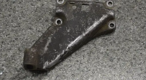 BMW 5 E28 Engine mounting bracket 1175603