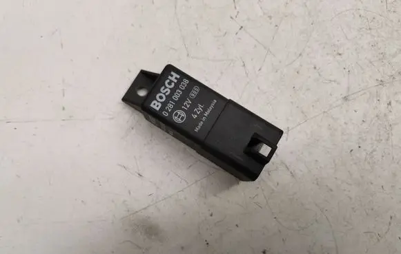 Volkswagen PASSAT B6 Glow plug pre-heat relay 0281003038