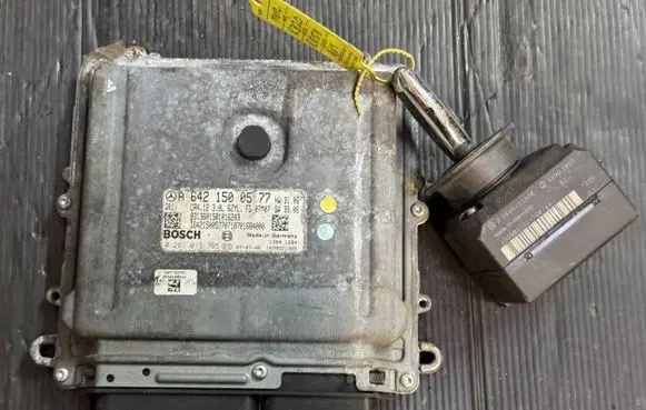 Mercedes-Benz R W251 Engine control unit/module A6421500577 1039S21389 0281013765
