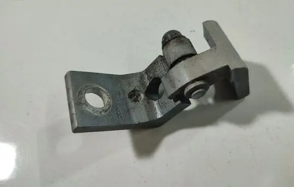 Skoda Octavia Mk2 (1Z) Rear door lower hinge 