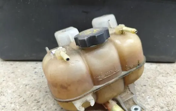Chrysler Pacifica Coolant expansion tank/reservoir 68217323AA 62541BCAV1