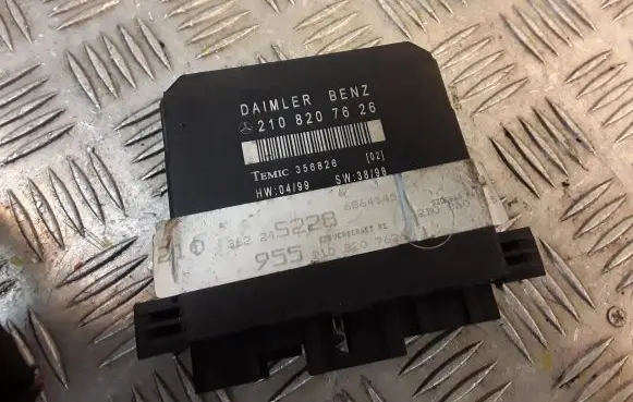 Mercedes-Benz E W210 Door control unit/module 2108207626 A2108207626