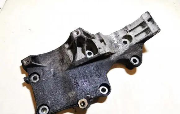 Volkswagen Touran I Engine mounting bracket 03g903113a