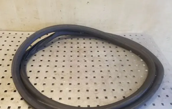 Rear door rubber seal (on body)