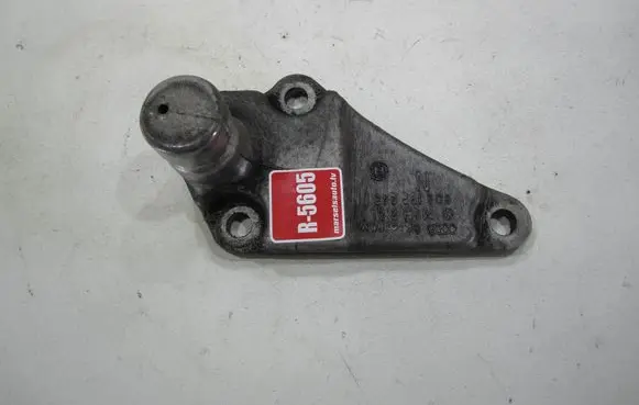 Volkswagen PASSAT B5.5 Engine mounting bracket 8D0199343