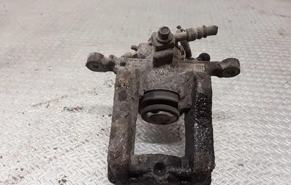 Opel Zafira C Rear brake caliper 