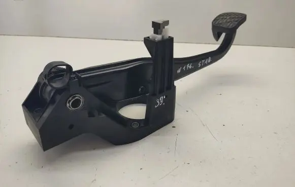 Mercedes-Benz A W176 Brake pedal A2462920308 A2462900119 A2462900601