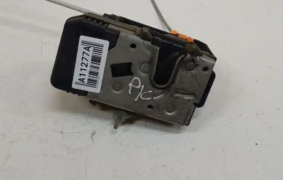 Opel Meriva A Front door lock 13203899