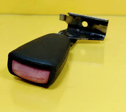 Rear seatbelt buckle