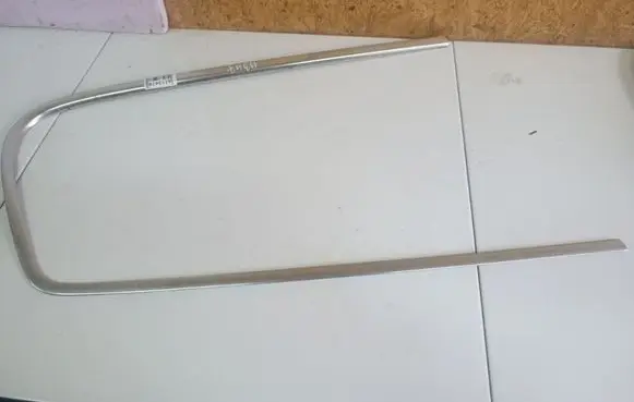 Volkswagen PASSAT B6 Front door glass trim molding