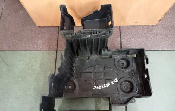 Renault Megane II Battery box tray 8200183327