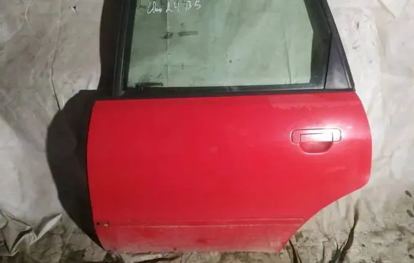 Audi A4 S4 B5 8D Rear door raudonos