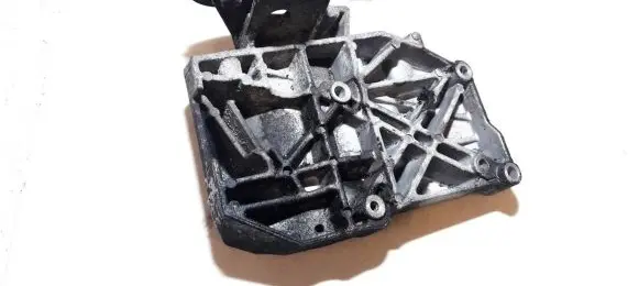 Volkswagen PASSAT B5 Engine mounting bracket 038260885c