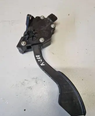 Toyota RAV 4 (XA30) Accelerator throttle pedal 7811042010 1988007270 01J23C00285