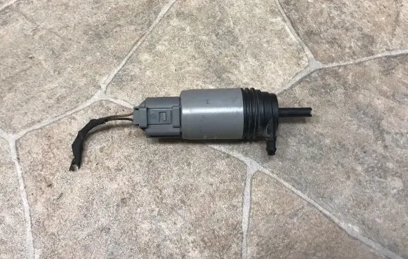 BMW 5 E60 E61 Windscreen/windshield washer pump 6934159