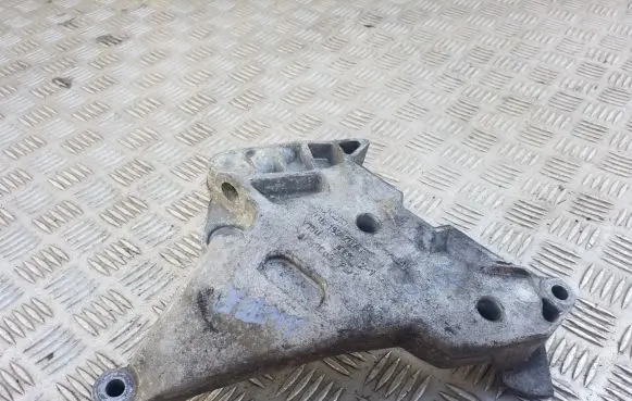 Volkswagen PASSAT B6 Engine mounting bracket 03G199207E