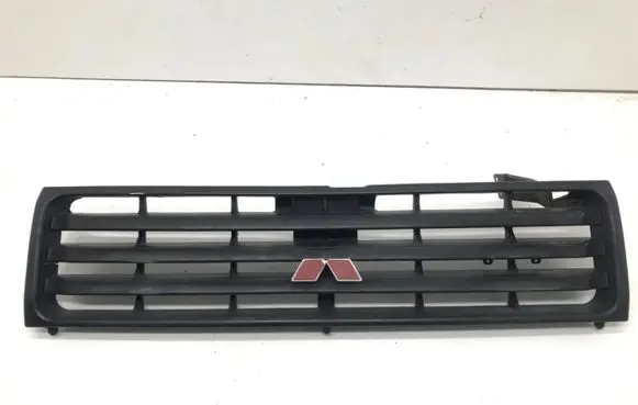 Mitsubishi Pajero Front bumper upper radiator grill MB645720 MB645721
