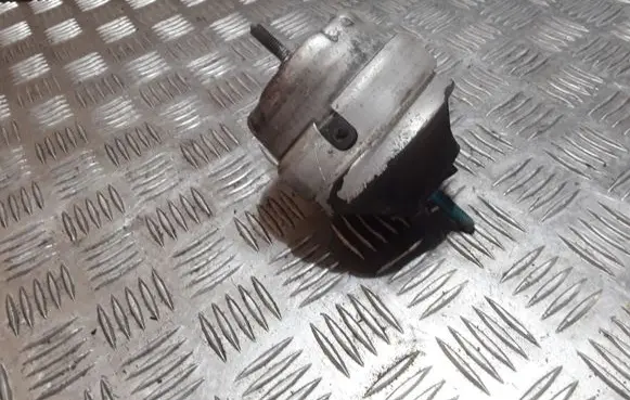 Volkswagen PASSAT B5.5 Engine mount bracket 8D0199382L 8D0199379 4B0199379F
