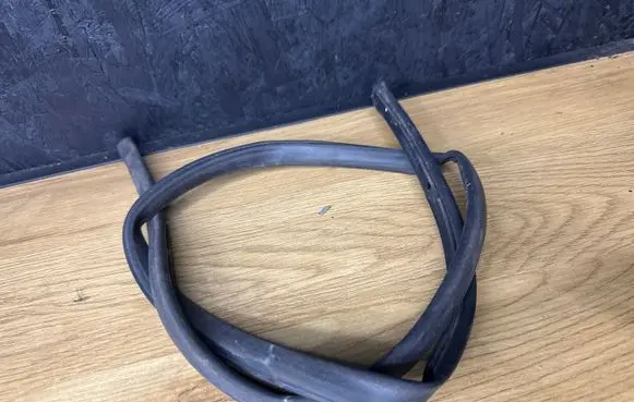 Toyota Avensis T250 Engine compartment rubber