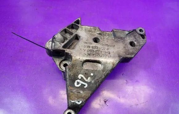 Engine mounting bracket
