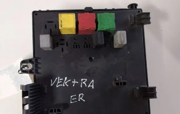 Opel Vectra C Fuse module 13189921 519064505 00093596