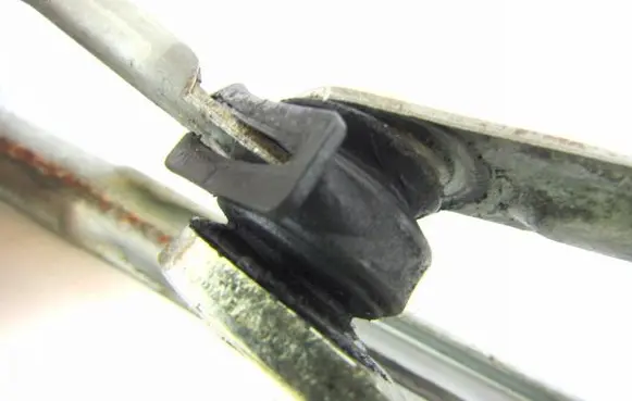 Front wiper linkage