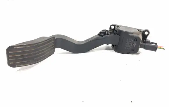Accelerator throttle pedal