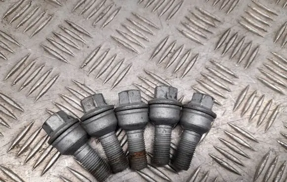 Audi Q3 F3 Nuts/bolts 