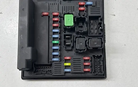 Nissan Qashqai Fuse module 284B7BB02D 2057972762 522793F03
