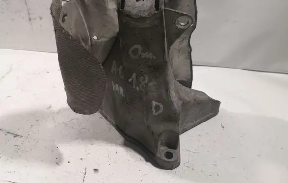 Audi A6 S6 C5 4B Engine mounting bracket 8D0199388G