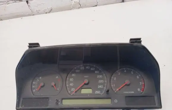 Volvo V70 Speedometer (instrument cluster) 9451530