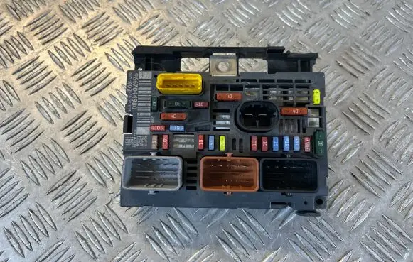 Peugeot 5008 Fuse module 9667044980