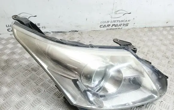Toyota Avensis T270 Headlight/headlamp
