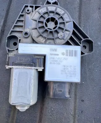BMW X3 G01 Front door window regulator motor 7457250