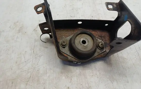 Peugeot 607 Engine mounting bracket 
